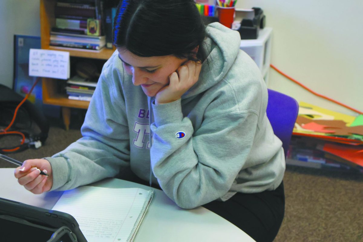 Double tasks. Within an English class full of seniors in instructor Carla Palo’s classroom on November 19, senior Avery Walker is working on her assignment for one of her two English classes. Walker is taking two English classes in one semester  because she is graduating early and needs to meet the  graduation requirements. “I was, to put it bluntly, done with school and just wanted to move onto the next stage of life,” Walker said. 